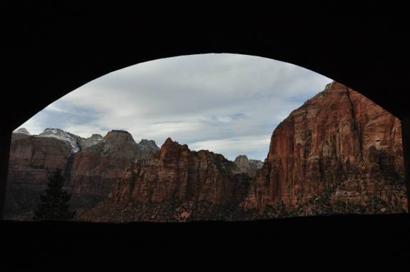 A vista de uma das 'janelas' do enorme túnel da principal estrada do Zion National Park, em Utah, nos Estados Unidos